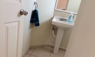 Casa en condominio en Col. Jiménez Cantú, Cuautitlán Izcalli con 2 rec y 2 baños