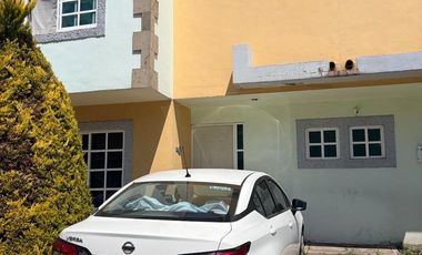 Casa en condominio en Col. Jiménez Cantú, Cuautitlán Izcalli con 2 rec y 2 baños