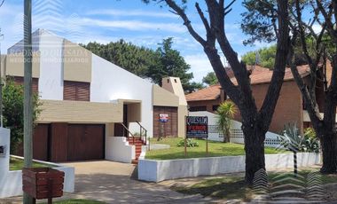 Casa mas departamento de dos ambientes en un hermoso barrio residencial de Mar de Ajo!!