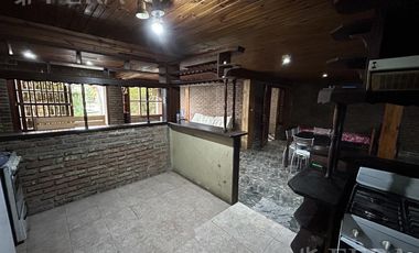 Venta de casa quinta con quincho y piscina en Ezpeleta