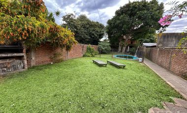 Venta de casa quinta con quincho y piscina en Ezpeleta