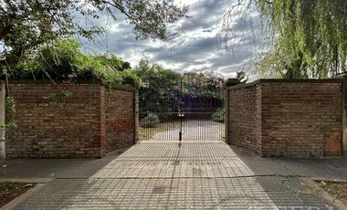 Venta de casa quinta con quincho y piscina en Ezpeleta