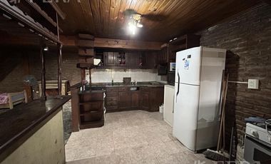 Venta de casa quinta con quincho y piscina en Ezpeleta