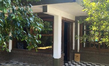 Venta de casa quinta con quincho y piscina en Ezpeleta