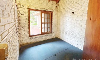 Venta de casa quinta con quincho y piscina en Ezpeleta