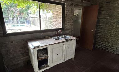 Venta de casa quinta con quincho y piscina en Ezpeleta