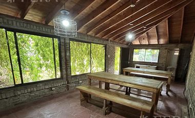 Venta de casa quinta con quincho y piscina en Ezpeleta