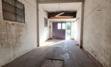 Galpon - Local en  Venta en pleno Banfield  este
