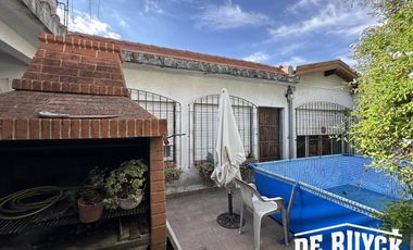 Casa tipo Ph al fondo con cochera y verde
