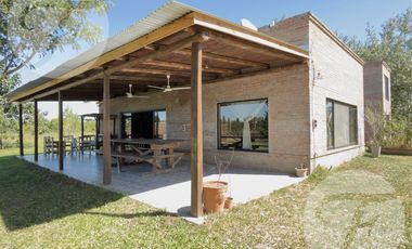 Casa de Campo en Alquiler en Gobernador Castro | 0.5 hectárea con Piscina, 4 Dormitorios y Equipada