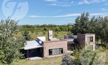 Casa de Campo en Alquiler en Gobernador Castro | 0.5 hectárea con Piscina, 4 Dormitorios y Equipada
