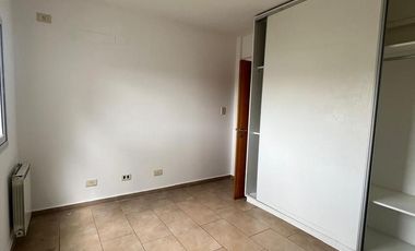 Duplex de 3 dormitorios -  B° cerrado Camino del Vuelo