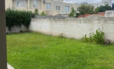 Duplex de 3 dormitorios -  B° cerrado Camino del Vuelo