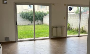 Duplex de 3 dormitorios -  B° cerrado Camino del Vuelo