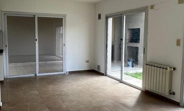 Duplex de 3 dormitorios -  B° cerrado Camino del Vuelo