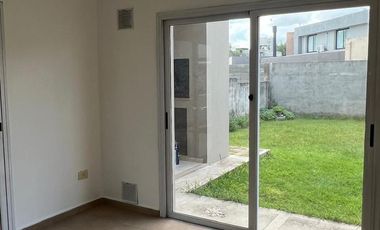 Duplex de 3 dormitorios -  B° cerrado Camino del Vuelo