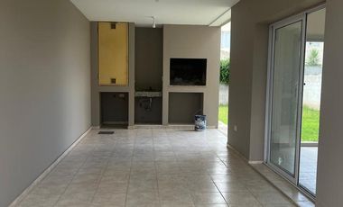 Duplex de 3 dormitorios -  B° cerrado Camino del Vuelo