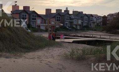 Casa en  Avenida costanera en Mar de Ajó