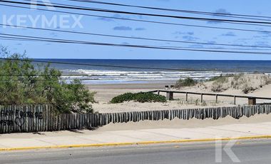 Casa en  Avenida costanera en Mar de Ajó