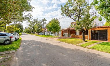 VENTA - Casa de 3 dormitorios con cochera. Alberdi, Rosario.
