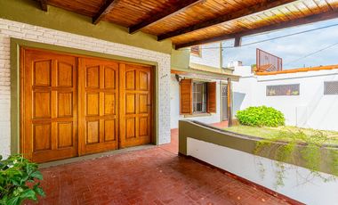VENTA - Casa de 3 dormitorios con cochera. Alberdi, Rosario.