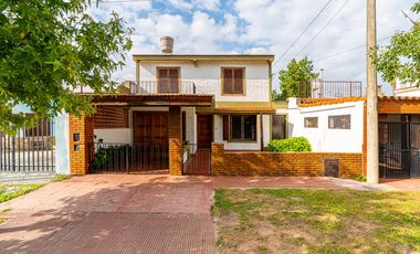 VENTA - Casa de 3 dormitorios con cochera. Alberdi, Rosario.