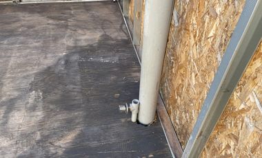 Proyecto de construcción de un hostal que está inconcluso.