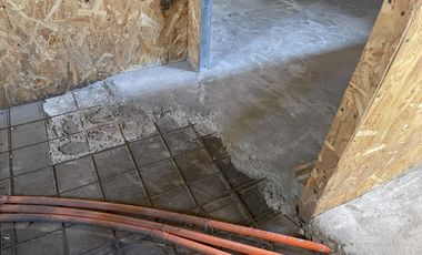 Proyecto de construcción de un hostal que está inconcluso.