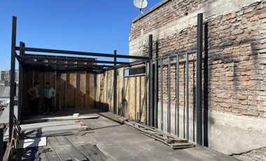 Proyecto de construcción de un hostal que está inconcluso.