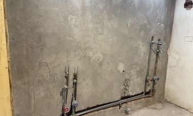 Proyecto de construcción de un hostal que está inconcluso.