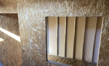Proyecto de construcción de un hostal que está inconcluso.