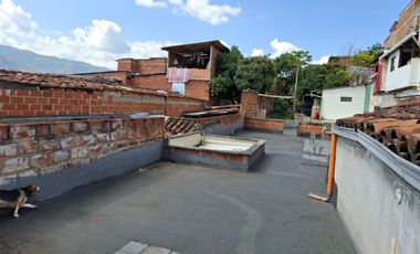 CASA EN VENTA UBICADA EN MEDELLIN EN EL SECTOR CAMPO VALDES 2