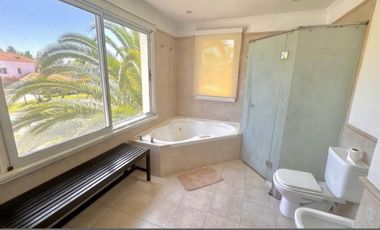 Casa en Los Castores al agua amplia y luminosa