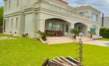 Casa en Los Castores al agua amplia y luminosa