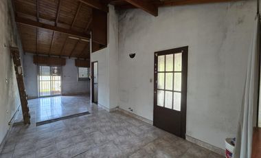 VENTA CASA 4 AMBIENTES EN VILLA ADELINA