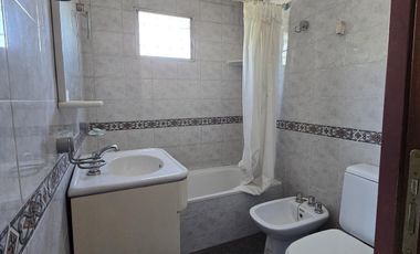 VENTA CASA 4 AMBIENTES EN VILLA ADELINA