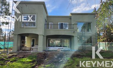 VENTA CASA DE 4 DORMITORIOS EN MIRALAGOS