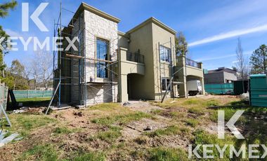 VENTA CASA DE 4 DORMITORIOS EN MIRALAGOS