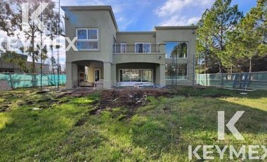 VENTA CASA DE 4 DORMITORIOS EN MIRALAGOS