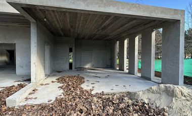 VENTA CASA DE 3 DORMITORIOS CON PILETA EN MIRALAGOS