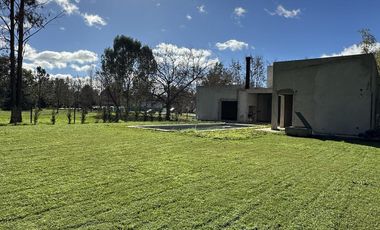 VENTA CASA DE 3 DORMITORIOS CON PILETA EN MIRALAGOS
