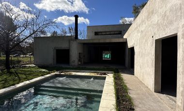 VENTA CASA DE 3 DORMITORIOS CON PILETA EN MIRALAGOS