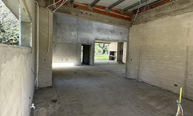 VENTA CASA DE 3 DORMITORIOS CON PILETA EN MIRALAGOS