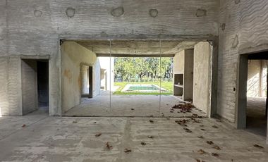 VENTA CASA DE 3 DORMITORIOS CON PILETA EN MIRALAGOS