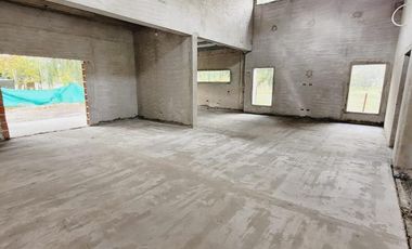 VENTA CASA DE 3 DORMITORIOS CON PILETA EN MIRALAGOS