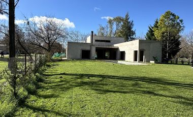 VENTA CASA DE 3 DORMITORIOS CON PILETA EN MIRALAGOS