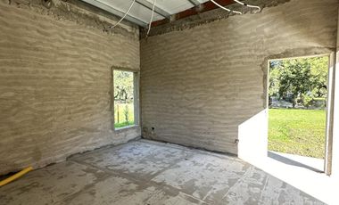 VENTA CASA DE 3 DORMITORIOS CON PILETA EN MIRALAGOS