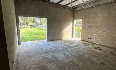VENTA CASA DE 3 DORMITORIOS CON PILETA EN MIRALAGOS