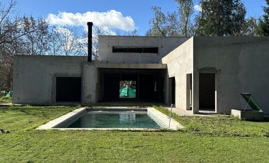 VENTA CASA DE 3 DORMITORIOS CON PILETA EN MIRALAGOS