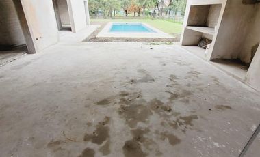 VENTA CASA DE 3 DORMITORIOS CON PILETA EN MIRALAGOS